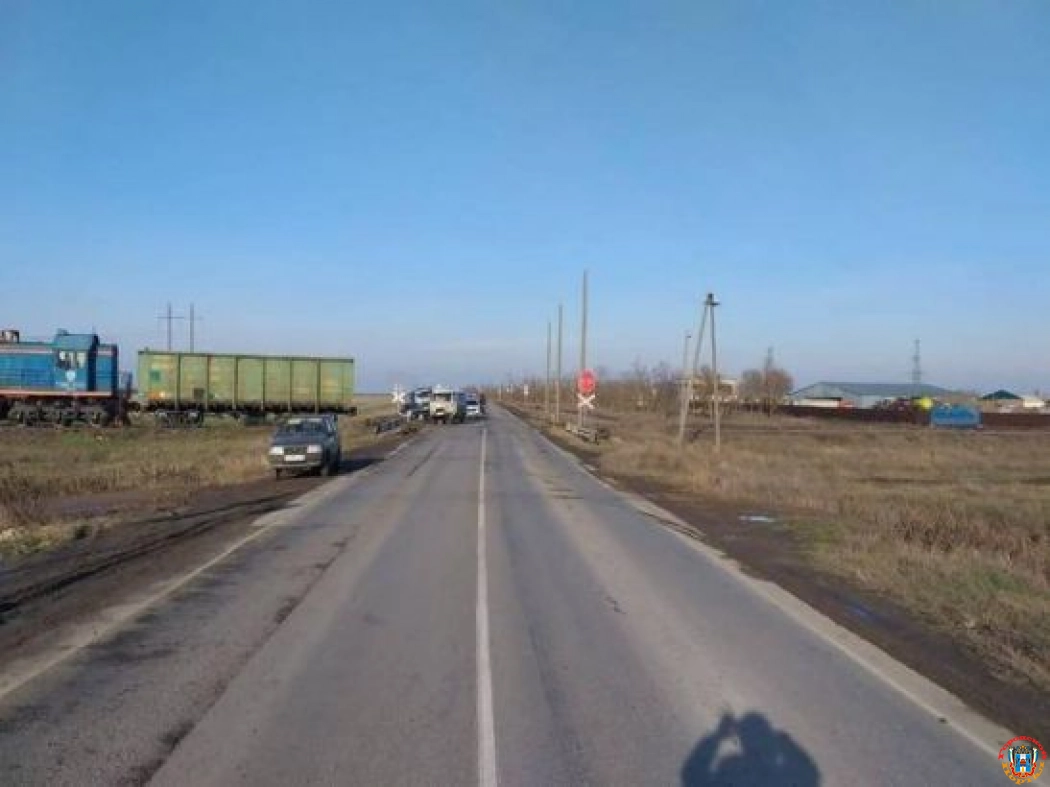 В Ростовской области водитель «буханки» столкнулся с тепловозом