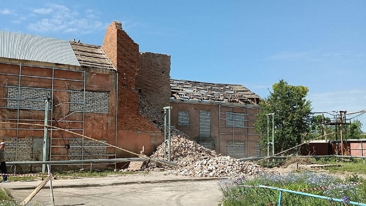 В Грязях при сносе старого здания обрушилась кирпичная стена
