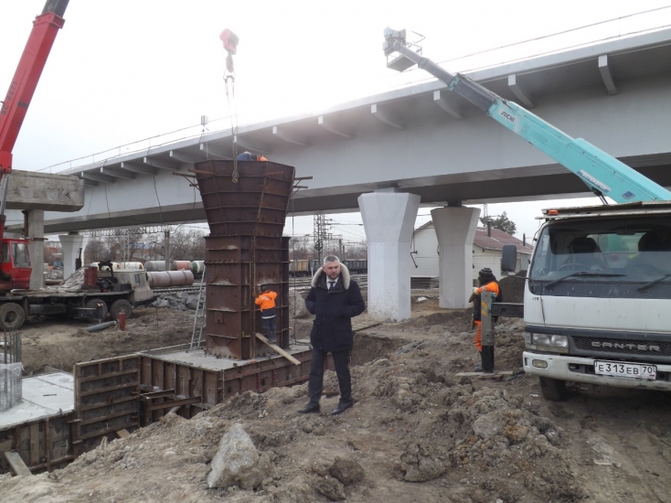 Мост на Малиновского: власти смогли изъять землю, но не справились с автовладельцами