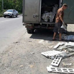 Ростовчанка спасла свой двор от опасных отходов, которые подкинули в мусорный контейнер