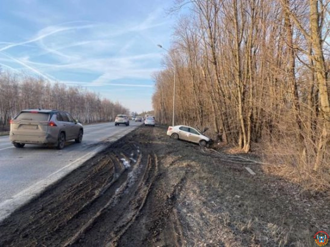 На дороге под Ростовом водитель врезался в дерево из-за плохого самочувствия