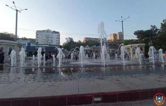 Ростовчан возмутили дети, купающиеся в фонтане на городской набережной