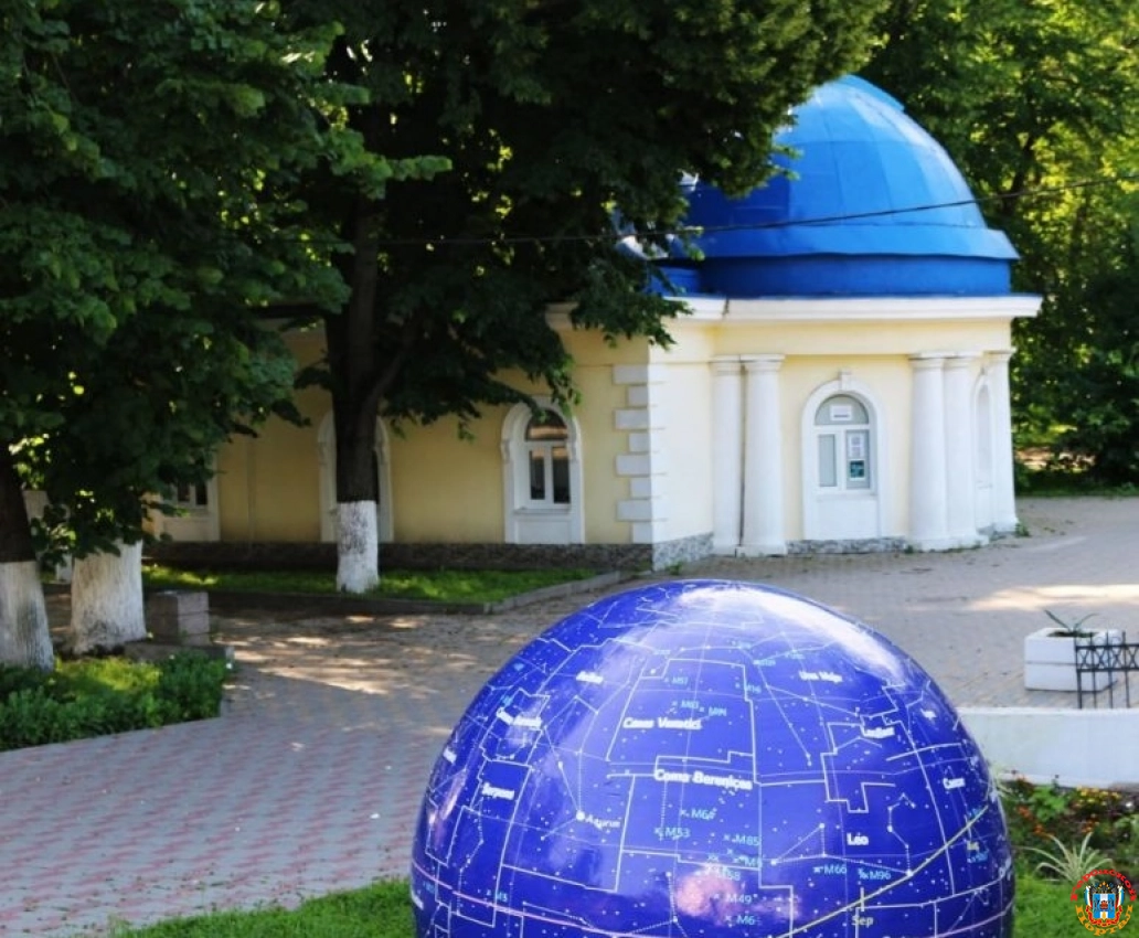 В парке им. М. Горького установили зеркальную экспозицию звездного неба