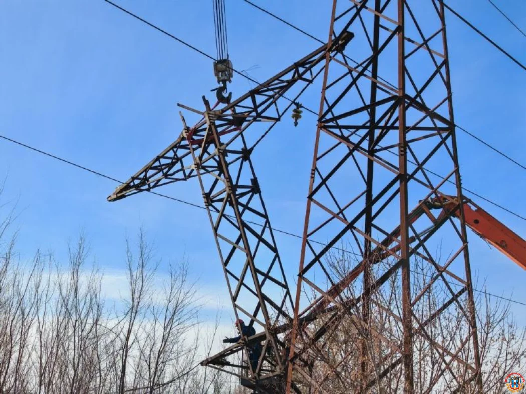 32-метровую опору ЛЭП повредил сильный ветер в Ростовской области