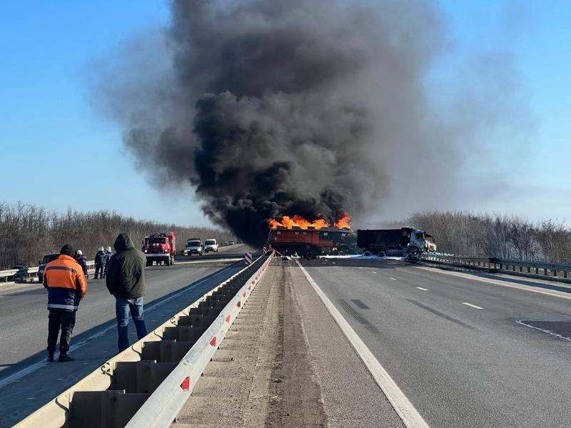 Водитель бензовоза сгорел заживо после ДТП с грузовиком в Ростовской области