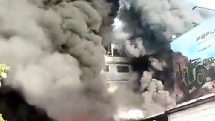 В столице Венесуэлы произошел крупный пожар в торговом комплексе