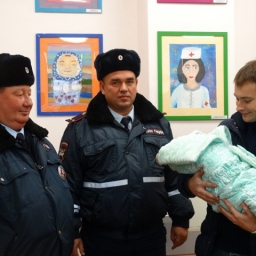 Благодарные родители пригласили ростовских автоинспекторов на выписку