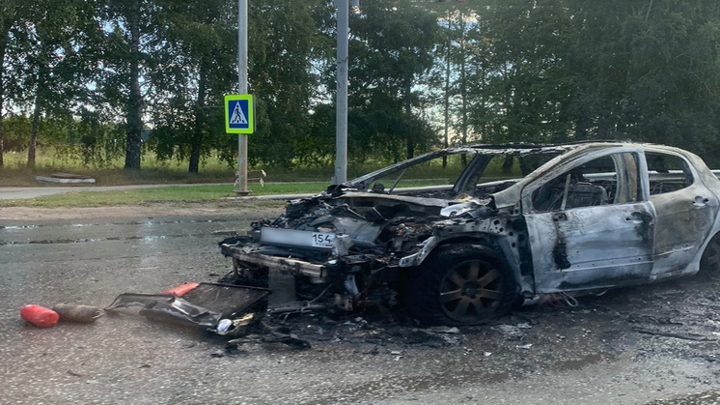 Машина загорелась при подъезде к новосибирскому аэропорту