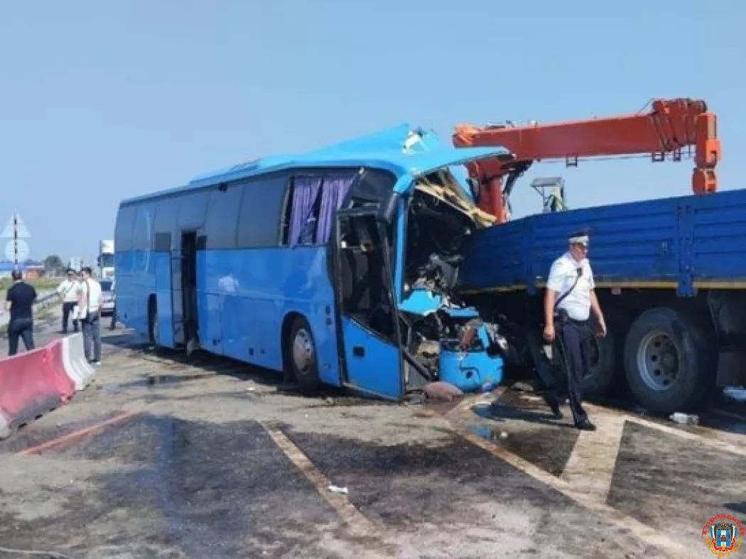 Автобус, следовавший из Махачкалы в Ростов, врезался в прицеп КамАЗа: пострадали 15 человек