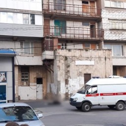 Во дворе одной из многоэтажек в Таганроге обнаружили тело подростка