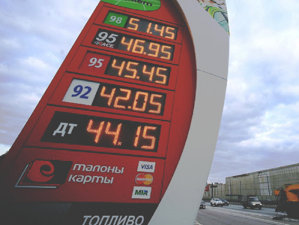 Неприятный новогодний «подарок»: в Ростовской области резко взлетели цены на бензин