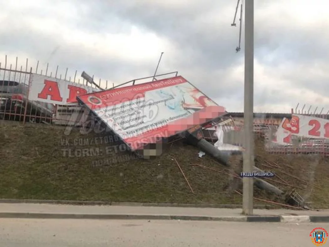 На припаркованные автомобили рухнул билборд на Портовой