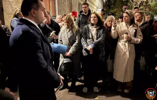 С жителями дома на улице Ивановского, состоялась встреча главы Октябрьского района