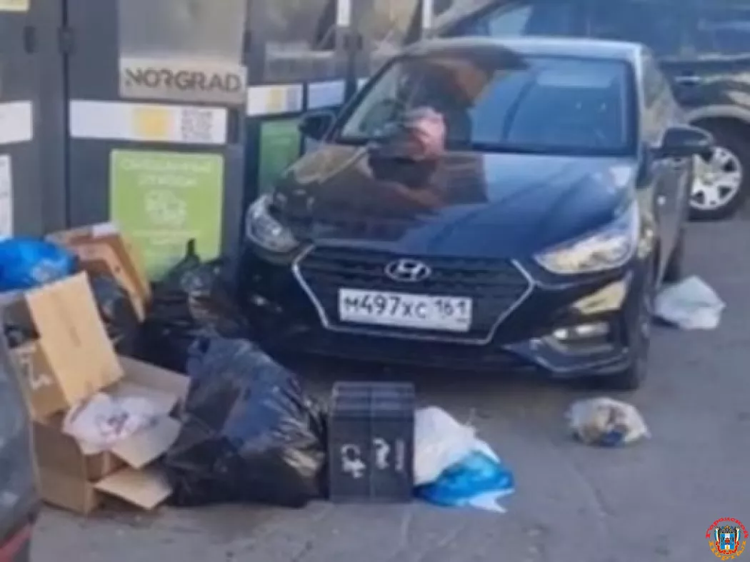 В центре Ростова машину автохама обложили мусорными пакетами