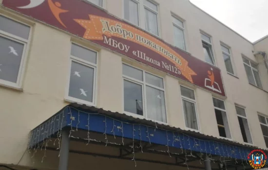 В ростовской школе родителей не пустили на линейку, предложили купить парты и потеряли детей