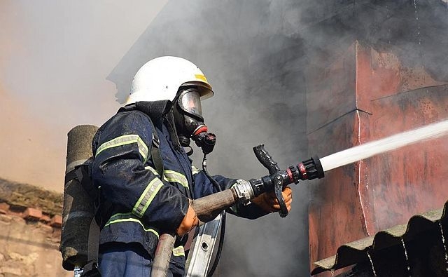 В центре Ростова тушат крупный пожар в заброшенном доме