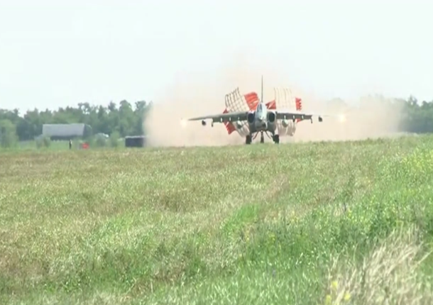 В поле под Ростовом приземлились штурмовики Су-25