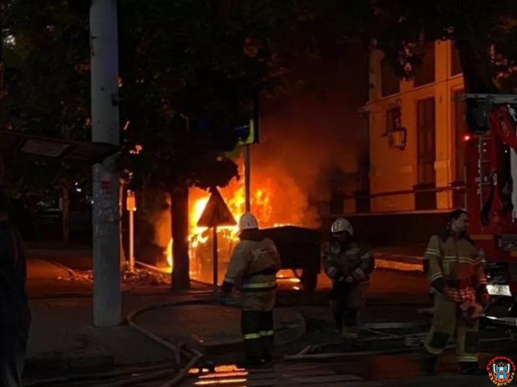 В Ростове на Островского горели два автомобиля