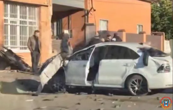 Автомобиль на скорости врезался в здание в Ростове