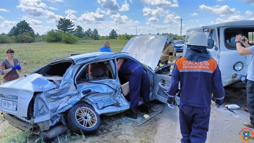 В Ростовской области спасатели вытащили зажатых из машины после ДТП