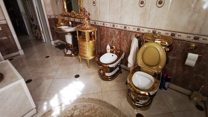У экс-главы ГИБДД Ставрополья изъяли "золотой унитаз" и 21 дом