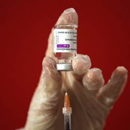EMA признало вакцину AstraZeneca безопасной