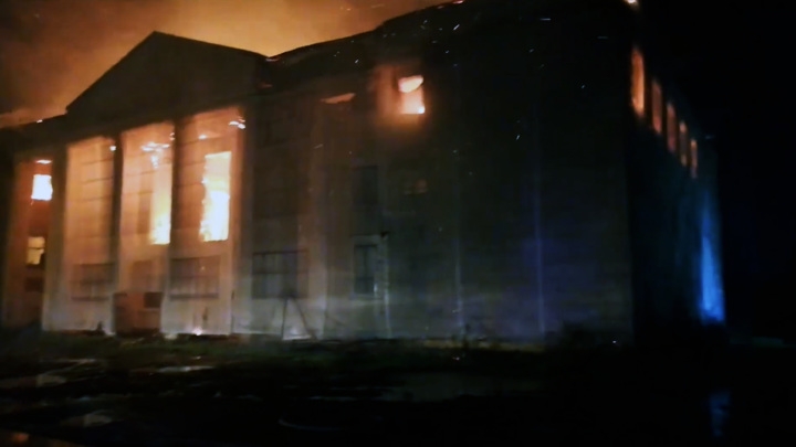 В Хабаровске продолжается тушение огня в здании бывшего ДК РЭБ флота