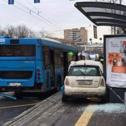 Момент столкновения с автобусом на остановке в Москве попал на видео