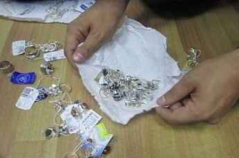 Таганрогские таможенники обнаружили более 4 килограмм серебра в бабушкиных носках
