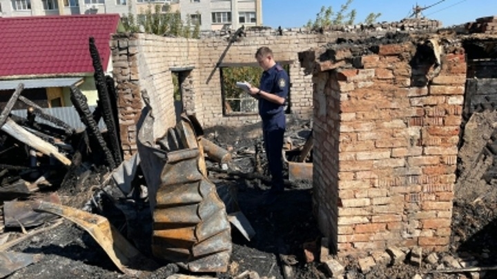 Женщина-инвалид сгорела при пожаре в частном доме в Саратове