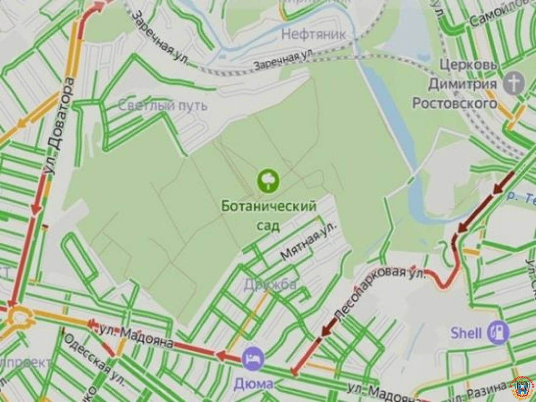 Из-за неработающего светофора на Лесопарковой в Ростове появилась пробка