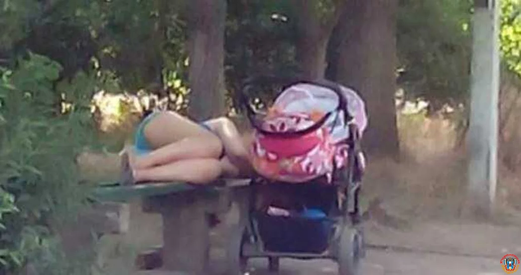 Однажды вижу стоит коляска с грудным ребенком, а рядом на лавочке лежит девушка...