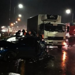 Под Батайском водитель и двое пассажиров иномарки пострадали в ДТП с грузовиком