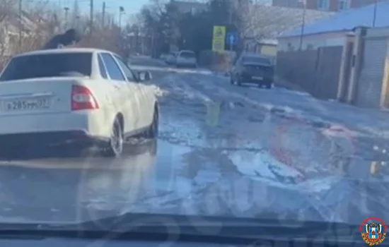 Угодила в ливневку легковушка в Батайске