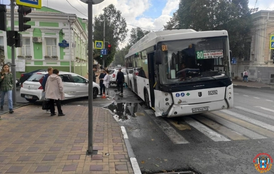 В центре Ростова произошло ДТП с участием пассажирского автобуса