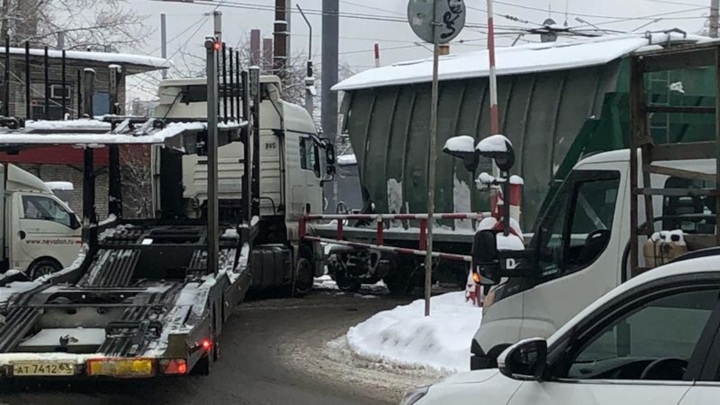 В Петербурге грузовой состав врезался в фуру