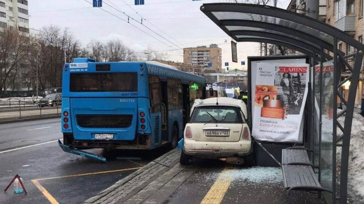 Момент столкновения с автобусом на остановке в Москве попал на видео