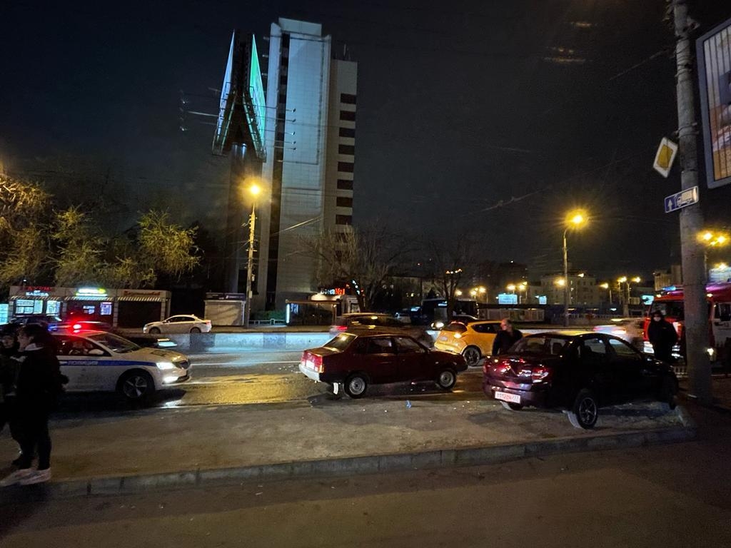 В центре Ростова 29-летний мужчина погиб в тройном ДТП с мотоциклом В центре Ростова 29-летний мужчина погиб в тройном ДТП с мотоциклом