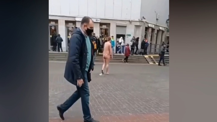 "Что происходит?": голый петербуржец устроил представление у входа в метро
