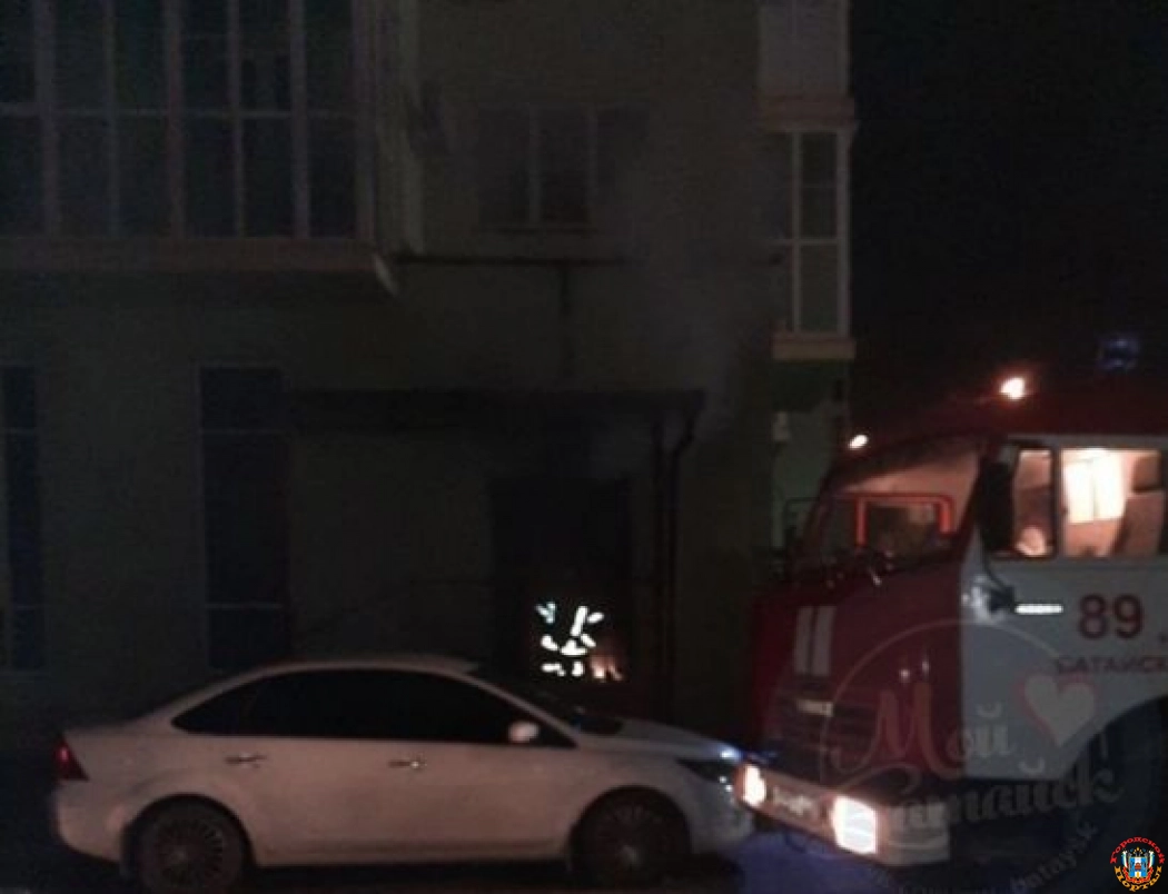 В Батайске 14 спасателей тушили мусор в многоэтажке