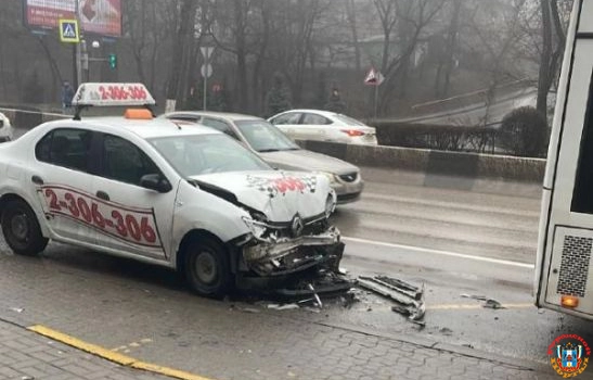 В Ростове на Стачки таксист врезался в автобус № 34А