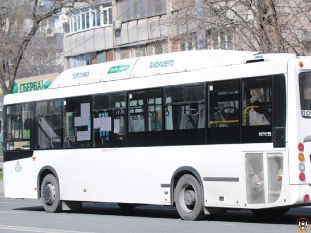 В Ростове водитель переполненного автобуса № 82 вез пассажиров с открытой дверью
