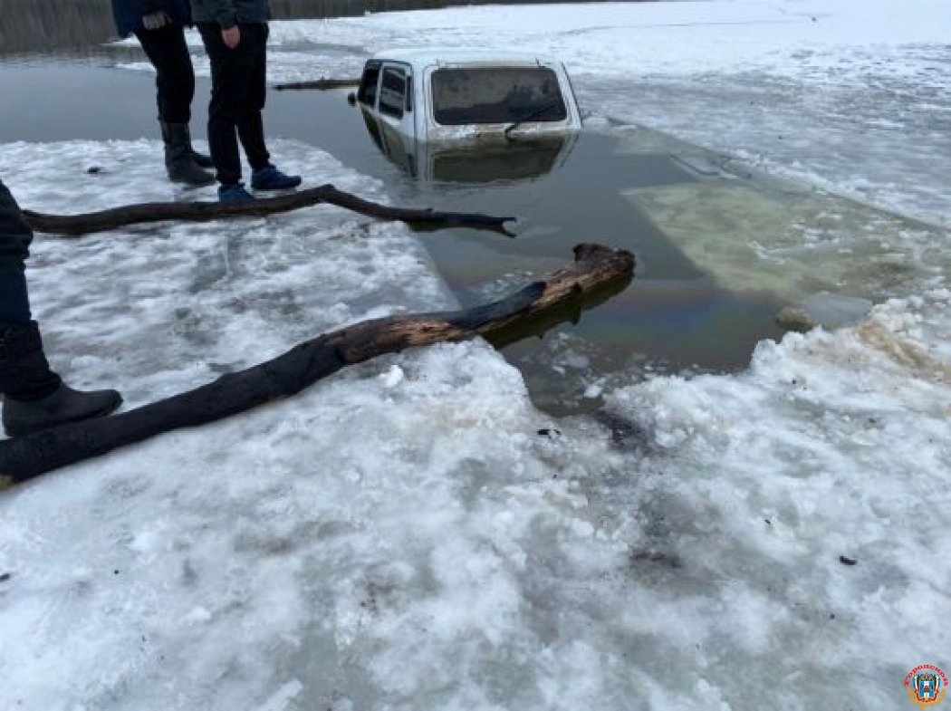 В Ростовской области под лед провалился внедорожник