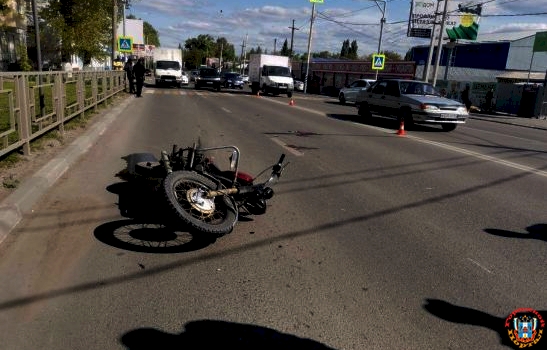 В Шахтах мотоциклист протаранил кроссовер и сбил пешехода