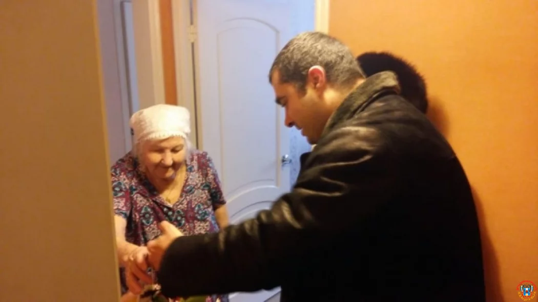 Депутат Евгений Соболев поздравил с 90-летием Татьяну Косолапову