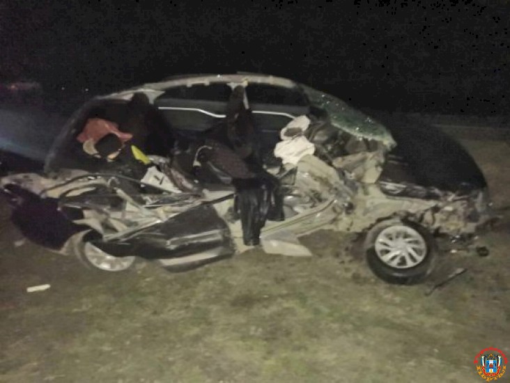 На трассе в Ростовской области водитель легковушки врезался в большегруз: есть пострадавшие