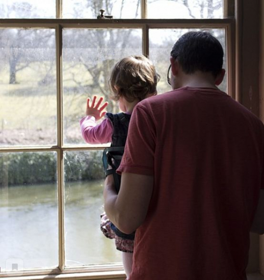 Трагедии можно избежать: как уберечь ребенка от падения из окна