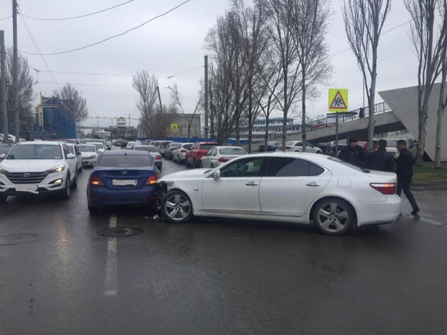 В Ростове на Береговой столкнулись Lexus LS 460 и Hyundai Solaris