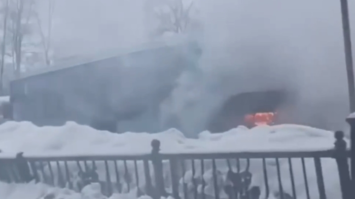 Пассажирский автобус загорелся на стоянке в Хабаровске