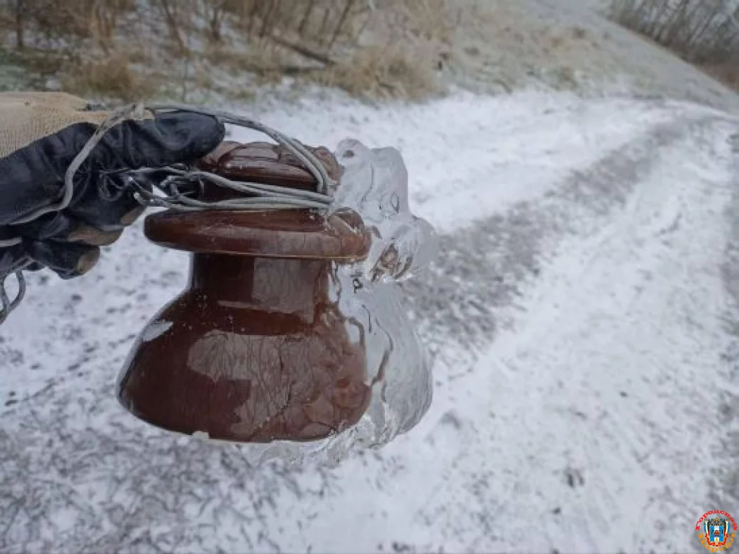 Начали давать свет после отключения из-за ледяного дождя жителям Азовского района